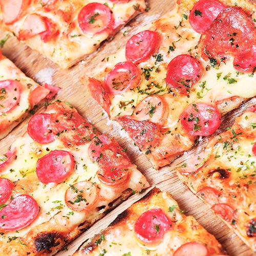 Deliciosa pizza casera de salami, chorizo artesanal, tomate, queso mozarella y hierbas finas.